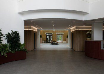 Office foyer at One Arlington Square Modern office foyer at one arlington square
