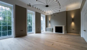 Renovated Georgian reception room with modern chandelier Modern chandelier in georgian townhouse