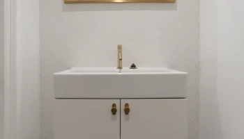 Wash basin with brass fittings white wash basin with brass fittings